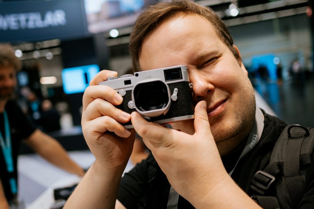 Jussi tunnustelee Leica M-D (Typ 262) -kameraa Photokinassa